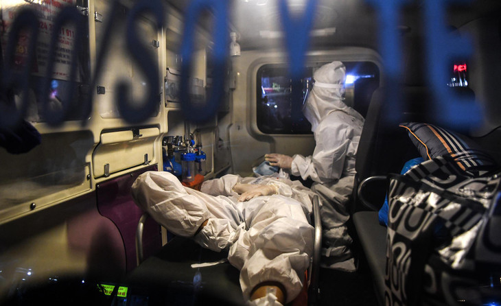 Đối với các bệnh nhân có tình trạng bệnh nặng thì sẽ được di chuyển trên xe cứu thương riêng.