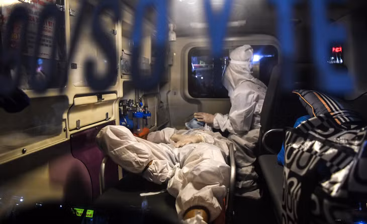Đối với các bệnh nhân có tình trạng bệnh nặng thì sẽ được di chuyển trên xe cứu thương riêng.