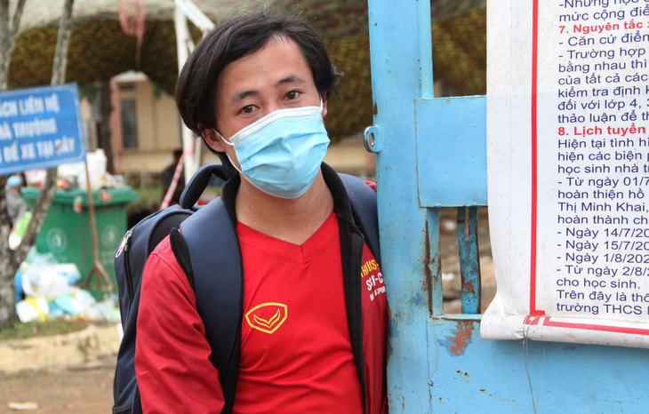 Mùa A Phò (22 tuổi, quê Hà Giang) cho biết vợ chồng anh để 2 con nhỏ ở quê để vào Bình Dương làm công nhân. Dịch bùng phát, xe khách không chạy nên họ quyết định đi bộ cùng mọi người về quê. "Nhóm chúng em đi bộ gần 30 km thì được chính quyền hỗ trợ phương tiện để di chuyển. Lúc đi bộ cũng sợ vì không biết bao giờ đến nhà", A Phò chia sẻ.