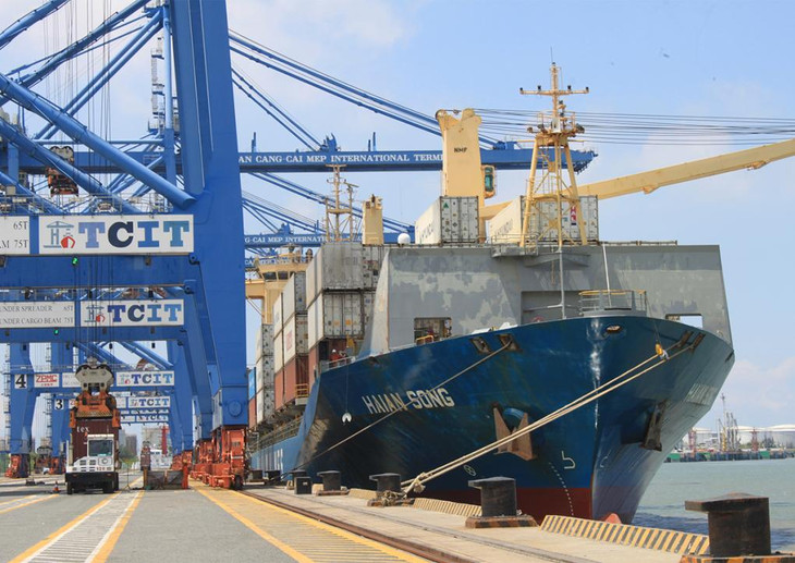 Tàu hàng tại cảng Cái Mép