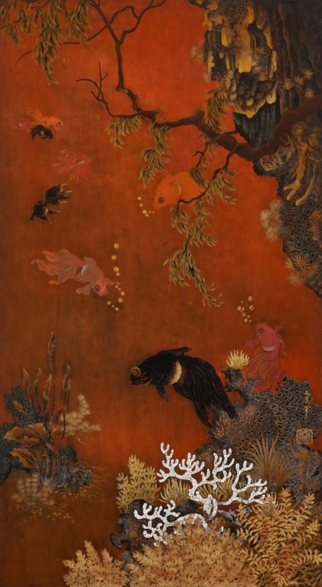 Bức tranh sơn mài "Cá vàng" của Phạm Hậu (1903 - 1995) có mức giá ước đoán từ 400.000 - 600.000 đô la Hồng Kông (1,2 tỷ đồng - 1,8 tỷ đồng). Kích thước tranh 130 x 72 cm. Bức tranh sơn mài "Cá vàng" của Phạm Hậu (1903 - 1995) có mức giá ước đoán từ 400.000 - 600.000 đô la Hồng Kông (1,2 tỷ đồng - 1,8 tỷ đồng). Kích thước tranh 130 x 72 cm.