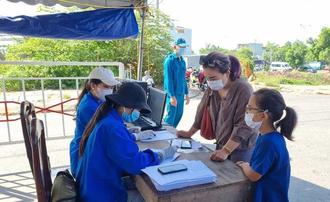 Người dân khai báo y tế tại chốt kiểm soát cửa ngõ ra, vào TP Đà Nẵng