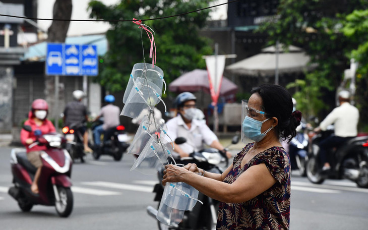 Bà Lâm Thị Vân (Quận 10) bày bán kính chắn giọt bắn dọc đường 3 Tháng 2. Bà cho biết sáng nay khá nhiều người đi làm tạt vào mua hàng, số lượng tăng gấp nhiều lần những ngày trước.