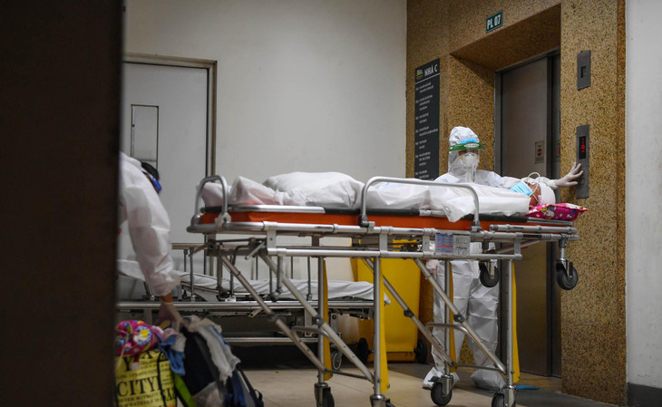 Trước đó, tại buổi làm việc với Bộ Y tế sáng 4/10, lãnh đạo Bệnh viện Việt Đức cho biết hiện còn 1.054 bệnh nhân, 1.018 người nhà, hơn 1.000 nhân viên y tế đang có mặt trong khuôn viên bệnh viện. Đến nay tất cả những trường hợp này đã lấy mẫu xét nghiệm 2 lần.