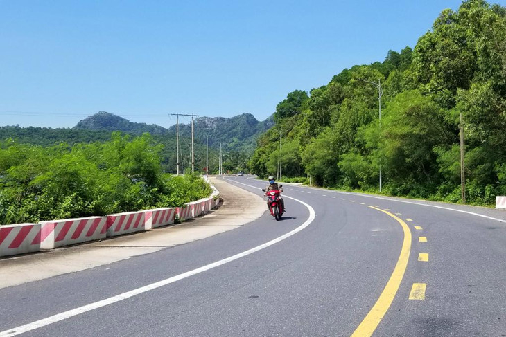 Tuyến đường xuyên đảo Cát Bà dài khoảng 20 km Tuyến đường xuyên đảo Cát Bà dài khoảng 20 km