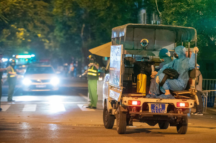 Xe chở nhân viên khử khuẩn được điều đến Bệnh viện.