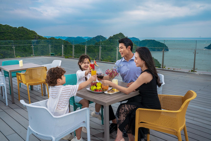 Lan Hạ Sky Bar – Một trong những điểm ngắm vịnh Lan Hạ đẹp nhất Cát Bà - Ảnh: Flamingo