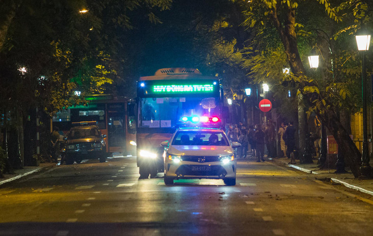 Đoàn xe buýt được một ô tô của cảnh sát giao thông dẫn đường. Quãng đường từ Bệnh viện Việt Đức đến điểm cách ly dài 20 km. Khoảng 1h ngày 3/10, đoàn xe chở hơn 100 F1 đã đến nơi.