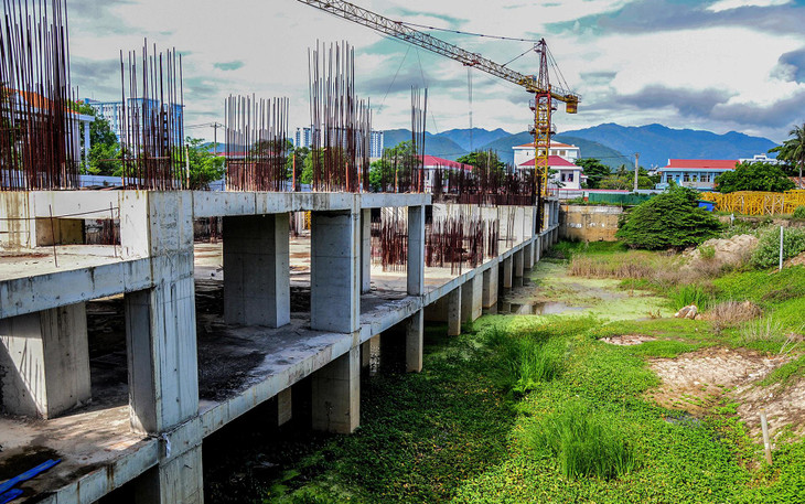 Tuy nhiên, dự án có nhiều sai phạm nên bị Sở Xây dựng Khánh Hòa xử phạt vi phạm hành chính và ngưng thi công nhiều năm nay. Đến tháng 5/2021, Cơ quan CSĐT Công an tỉnh Khánh Hòa đã khởi tố vụ án Vi phạm quy định về quản lý, sử dụng tài sản Nhà nước gây thất thoát, lãng phí ở dự án trên để điều tra.
