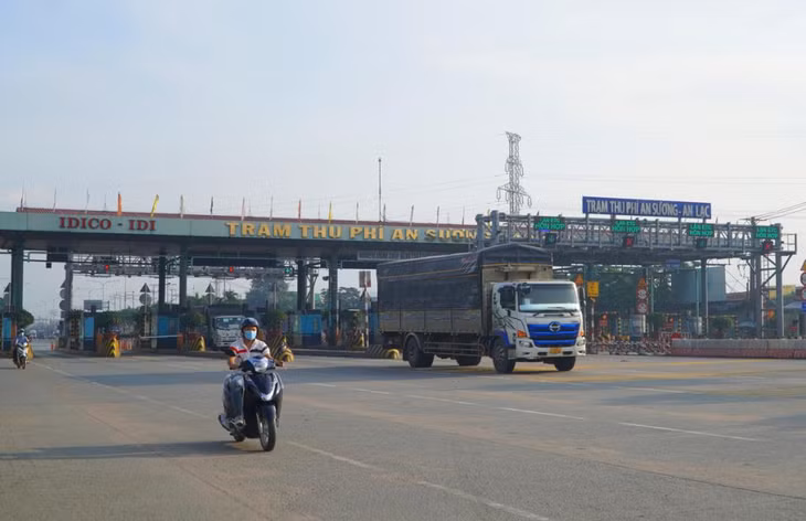 Xe chạy qua trạm BOT An Sương - An Lạc, quận Bình Tân
