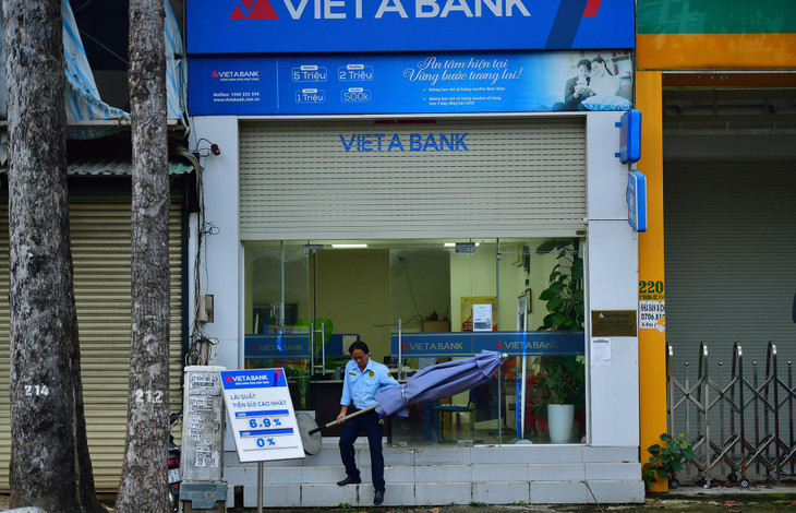 Ông Cảnh - nhân viên bảo vệ một ngân hàng ở Quận 10 chuẩn bị cho ngày làm việc đầu tuần. Ông cho biết thời gian qua, ngân hàng vẫn hoạt động nhưng số lượng nhân sự làm việc trực tiếp khá ít. Từ hôm nay, mọi người được thông báo đi làm lại bình thường.