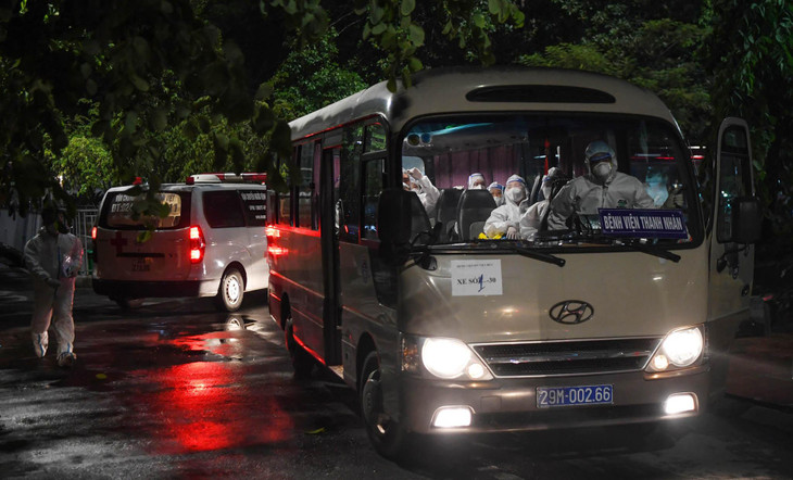 Khoảng 20h, những đoàn xe đầu tiên chở bệnh nhân và người nhà bệnh nhân từ Bệnh viện Việt Đức được bệnh viện Thanh Nhàn tiếp nhận.