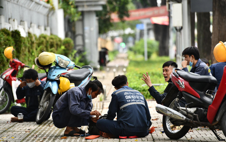 "Sáng nay chúng tôi tranh thủ họp nhóm để triển khai công việc sớm. Hiện, lịch làm việc khá dày mỗi ngày. Trước đây, khi TP.HCM bùng phát dịch, các hoạt động vệ sinh, chăm sóc cây xanh không thường xuyên", anh Bình, nhân viên một công ty môi trường ở TP.HCM, chia sẻ.