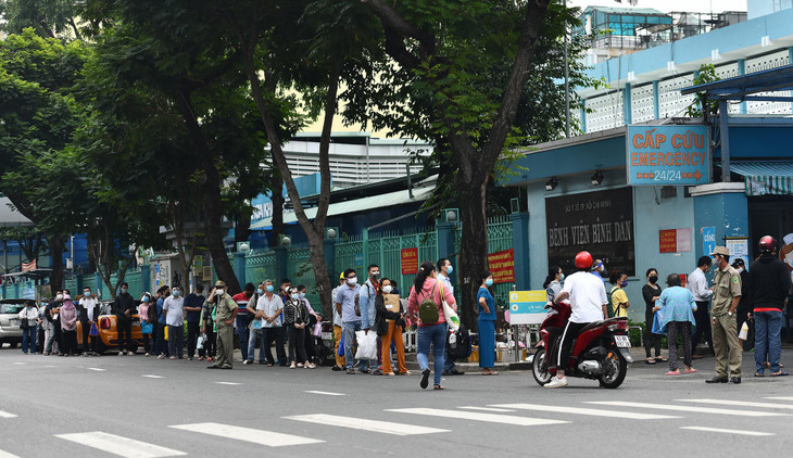 Hàng chục người xếp hàng dài trước cổng Bệnh viện Bình Dân (Quận 3). Họ tranh thủ đăng ký khám bệnh sáng đầu tuần. "Trước đây, khi thành phố chưa nới lỏng giãn cách, tôi khá ngại khi đến những nơi công cộng, kể cả bệnh viện nếu không thật sự cấp bách", anh Hòa, ngụ TP Thủ Đức, nói.