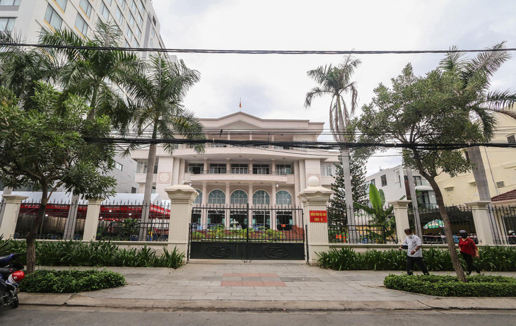 Trụ sở Kho bạc Nhà nước cũ ở số 26 Hoàng Hoa Thám (TP Nha Trang). Khu đất rộng gần 4.000 m2, với cơ sở vật chất còn khá tốt nhưng bị bỏ hoang sau khi trụ sở mới được xây dựng ở khu vực sân bay Nha Trang cũ. Gần đây, nơi này được trưng dụng làm điểm tiêm chủng vaccine ngừa Covid-19 cho người dân.