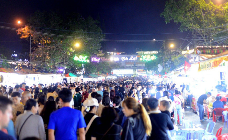 Chợ đêm Đà Lạt đông nghẹt người vui chơi, mua sắm