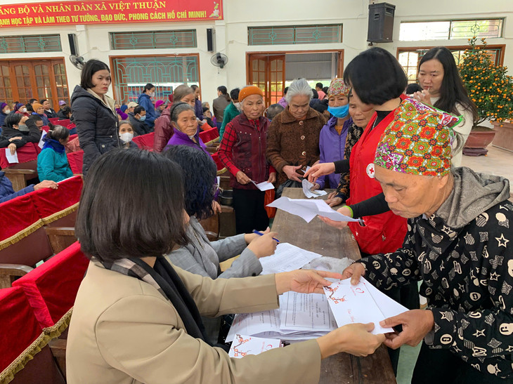 Trao quà Tết Ất Tỵ 2025 cho các hộ nghèo xã Vũ Hội (huyện Vũ Thư, tỉnh Thái Bình). Ảnh: Lê Tiên