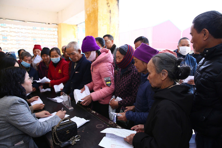 Trao quà Tết Ất Tỵ 2025 cho các hộ nghèo xã Tự Tân (huyện Vũ Thư, tỉnh Thái Bình). Ảnh: Lê Tiên