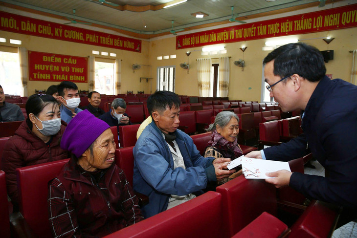 Trao quà Tết Ất Tỵ 2025 cho các hộ nghèo xã Minh Khai (huyện Vũ Thư, tỉnh Thái Bình). Ảnh: Lê Tiên