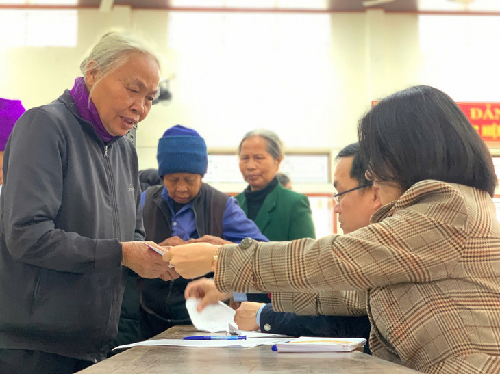 Trao quà Tết Ất Tỵ 2025 cho các hộ nghèo xã Việt Thuận (huyện Vũ Thư, tỉnh Thái Bình). Ảnh: Lê Tiên