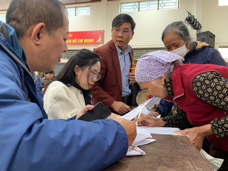 Trao quà Tết Ất Tỵ 2025 cho các hộ nghèo xã Tân Lập (huyện Vũ Thư, tỉnh Thái Bình). Ảnh: Lê Tiên