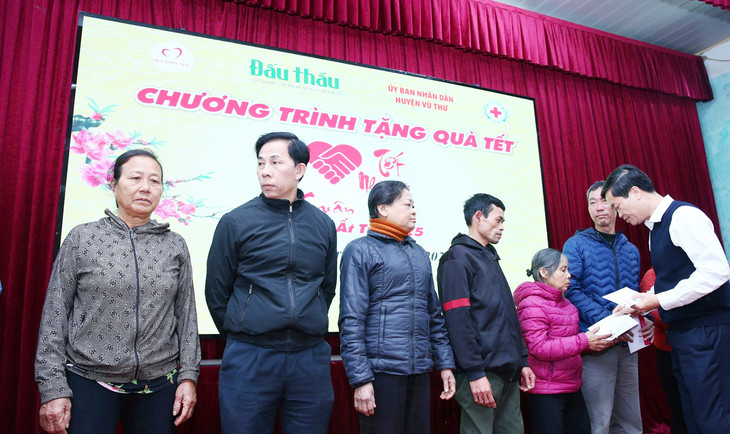 Tổng biên tập Báo Đấu thầu Đỗ Xuân Khánh trao quà Tết Ất Tỵ 2025 cho các hộ nghèo xã Tân Lập (huyện Vũ Thư, tỉnh Thái Bình). Ảnh: Lê Tiên