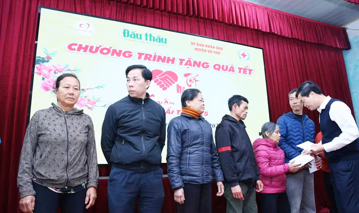Tổng biên tập Báo Đấu thầu Đỗ Xuân Khánh trao quà Tết Ất Tỵ 2025 cho các hộ nghèo xã Tân Lập (huyện Vũ Thư, tỉnh Thái Bình). Ảnh: Lê Tiên