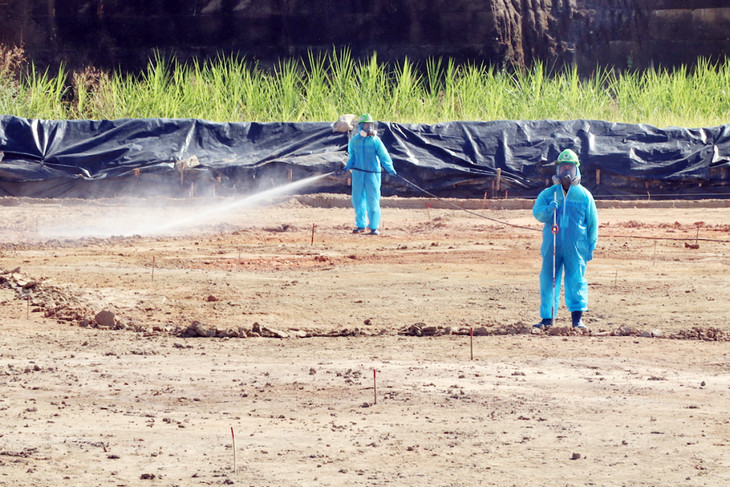 Công nhân xử lý dioxin trong khu vực sân bay Biên Hòa sáng 17/1