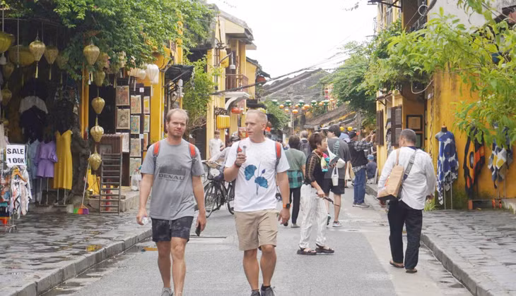 Du khách quốc tế tại Hội An, Quảng Nam