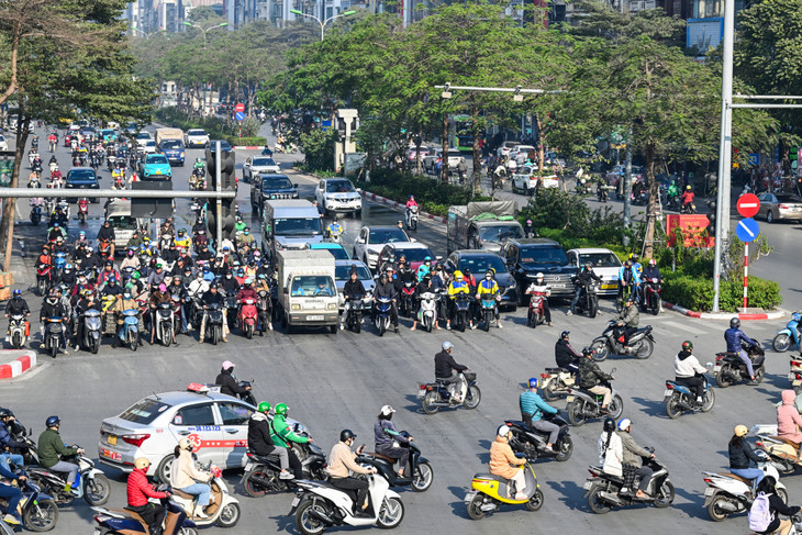 Người dân chấp hành tín hiệu đèn giao thông ở Hà Nội