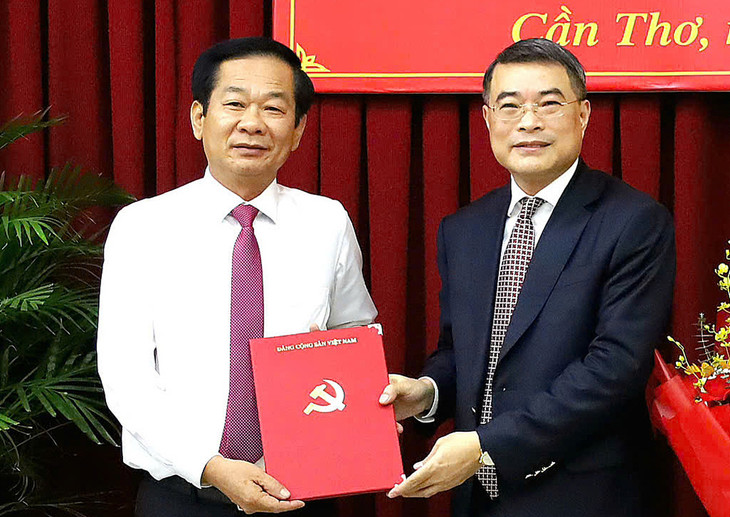 Trưởng ban Tổ chức Trung ương Lê Minh Hưng (phải) trao quyết định điều động nhân sự của Bộ Chính trị cho ông Đỗ Thanh Bình chiều 17/1