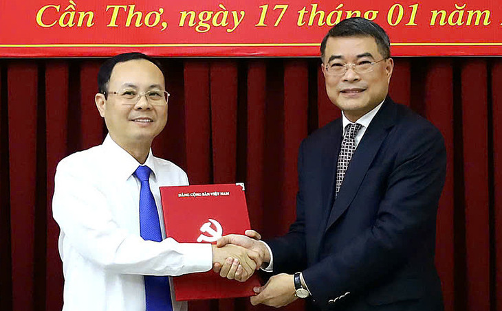 Trưởng ban Tổ chức Trung ương Lê Minh Hưng (phải) trao quyết định cho ông Nguyễn Văn Hiếu