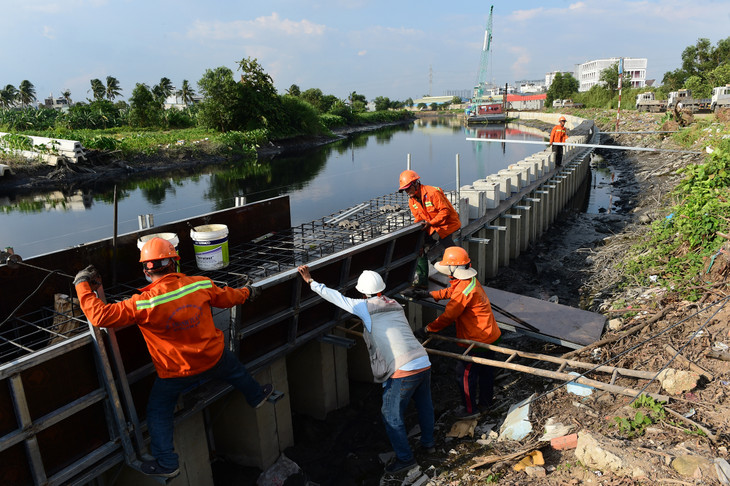 Công nhân thi công dự án kênh Tham Lương - Bến Cát - Rạch Nước Lên, tổng vốn hơn 9.000 tỷ đồng