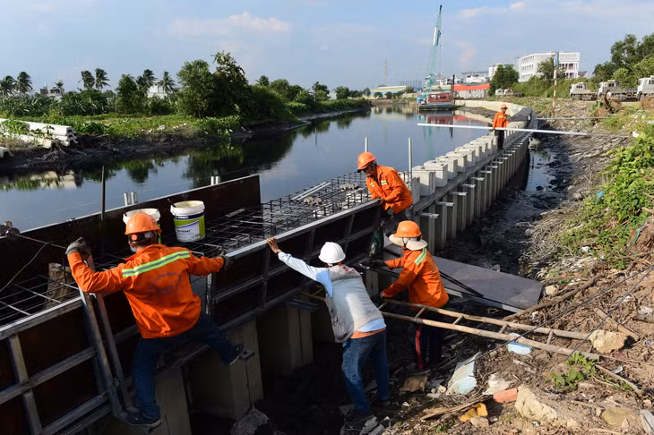 Công nhân thi công dự án kênh Tham Lương - Bến Cát - Rạch Nước Lên, tổng vốn hơn 9.000 tỷ đồng