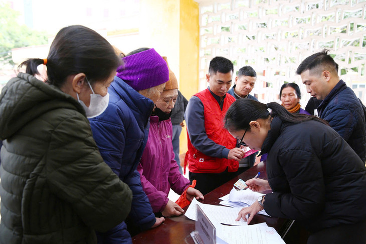 Trao quà Tết Ất Tỵ 2025 cho các hộ nghèo xã Vũ Vinh (huyện Vũ Thư, tỉnh Thái Bình). Ảnh: Lê Tiên