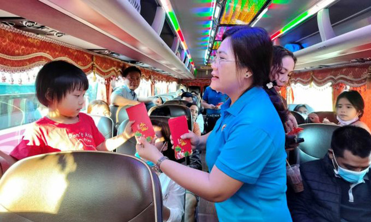 Cán bộ công đoàn ở TP.HCM lì xì cho con công nhân trên chuyến xe về quê đón Tết năm trước