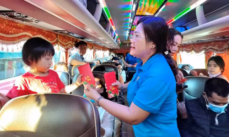Cán bộ công đoàn ở TP.HCM lì xì cho con công nhân trên chuyến xe về quê đón Tết năm trước