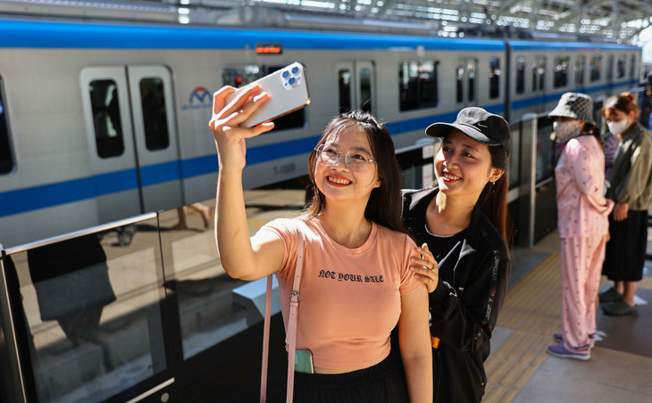 Người dân chụp ảnh kỷ niệm khi trải nghiệm metro Bến Thành - Suối Tiên