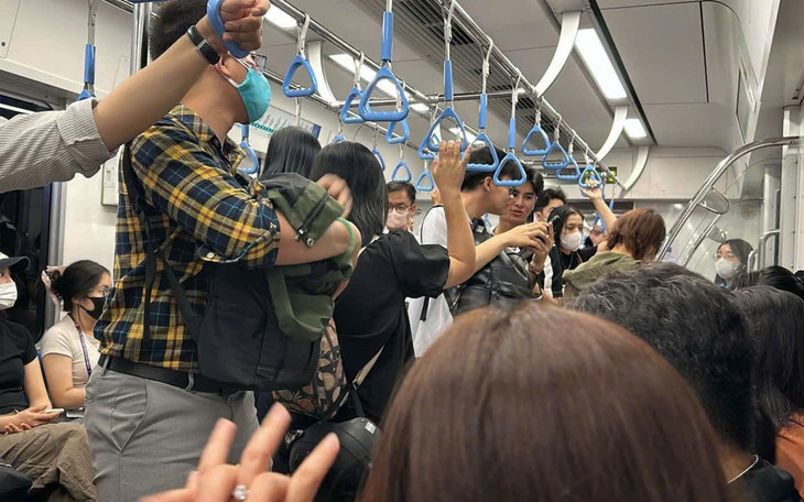 Sau hơn 20 ngày vận hành thương mại, metro số 1 TP.HCM thu hút rất đông người dân đến tham quan, trải nghiệm