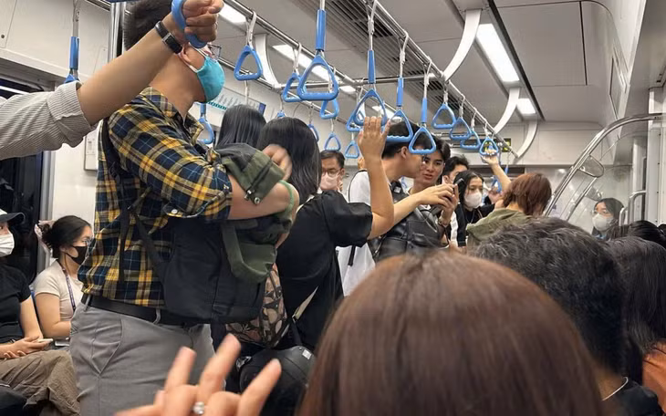 Sau hơn 20 ngày vận hành thương mại, metro số 1 TP.HCM thu hút rất đông người dân đến tham quan, trải nghiệm