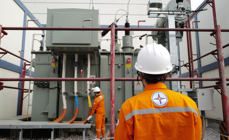 Công nhân Điện lực Hà Nội làm việc tại trạm biến áp đường Láng Hạ