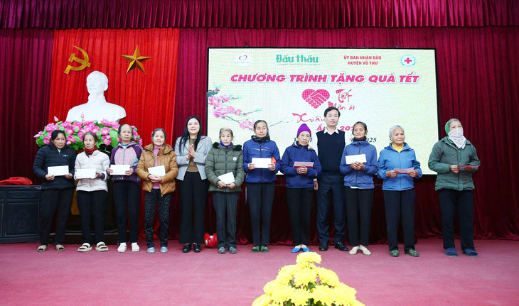 Tổng biên tập Đỗ Xuân Khánh và bà Phạm Thị Như Phong, Chủ tịch UBND huyện Vũ Thư (tỉnh Thái Bình) trao quà Tết Ất Tỵ 2025 cho các hộ nghèo, cận nghèo. Ảnh: Lê Tiên