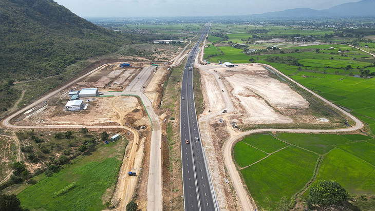 Công trường xây dựng trạm dừng chân trên cao tốc Vĩnh Hảo - Phan Thiết tại xã Hàm Trí, huyện Hàm Thuận Bắc, tỉnh Bình Thuận