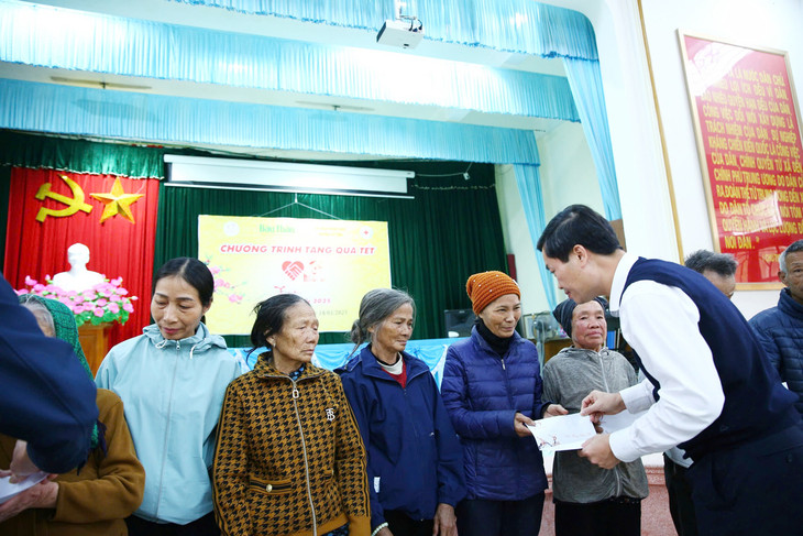 Tổng biên tập Báo Đấu thầu Đỗ Xuân Khánh trao quà Tết Ất Tỵ 2025 cho các hộ nghèo xã Vũ Hội (huyện Vũ Thư, tỉnh Thái Bình). Ảnh: Lê Tiên