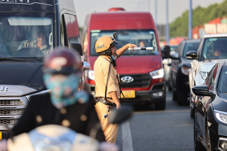 Cảnh sát giao điều tiết tại nút giao An Phú, TP Thủ Đức khi kẹt xe