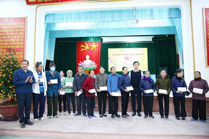 Tổng biên tập Báo Đấu thầu Đỗ Xuân Khánh và lãnh đạo xã Việt Thuận trao quà Tết Ất Tỵ 2025 cho các hộ nghèo xã Vũ Hội (huyện Vũ Thư, tỉnh Thái Bình). Ảnh: Lê Tiên