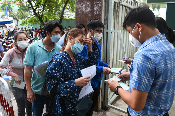 Người dân rút bảo hiểm xã hội tại Bảo hiểm Xã hội TP. Thủ Đức