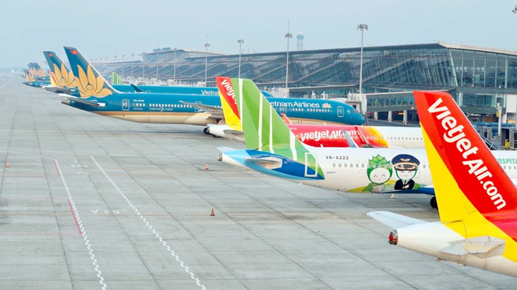 Máy bay của các hãng xếp hàng tại sân bay Nội Bài