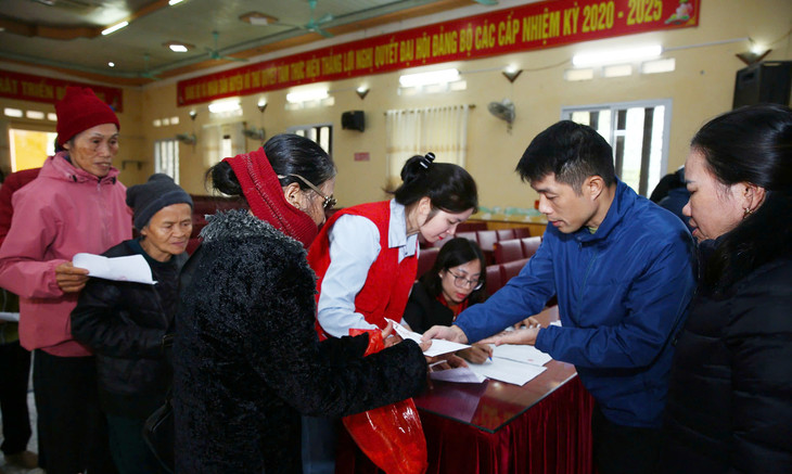 Trao quà Tết Ất Tỵ 2025 cho các hộ nghèo xã Phúc Thành (huyện Vũ Thư, tỉnh Thái Bình). Ảnh: Lê Tiên
