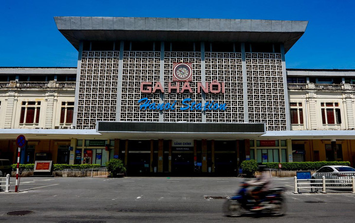 Ngành đường sắt cũng cùng chung cảnh ngộ. Sau khi thực hiện Chỉ thị 16, tuyến Bắc - Nam chỉ còn 2 đoàn tàu khách SE7, SE8 hàng ngày giữa Hà Nội và TP.HCM nhưng không đón trả khách ở trung tâm thủ đô.